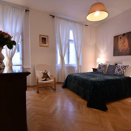 Апартаменты Cozy Flat By The Astronomical Clock Прага Экстерьер фото