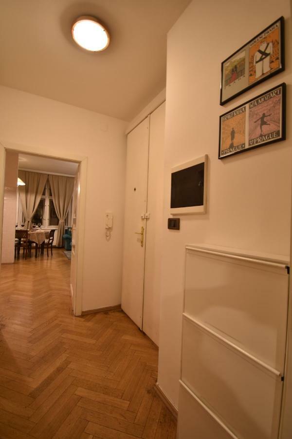 Апартаменты Cozy Flat By The Astronomical Clock Прага Экстерьер фото